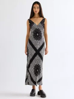 New i Bia ip Dre Damen Kleider Und Jumpsuits